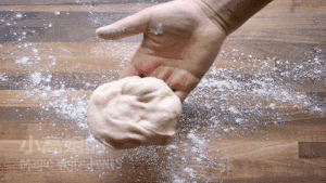 【小高姐】蒜香浓郁 造型优美 不用揉出手膜的面包的做法 步骤13