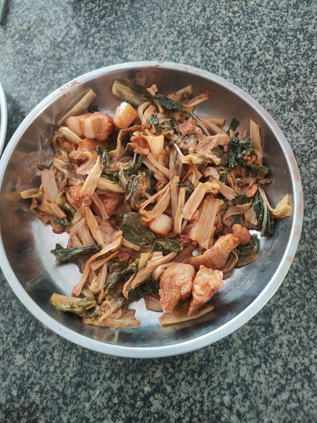 菜干红烧五花肉，菜干吸满肉汁，绝了！下饭神器