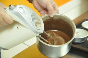 巧克力糖粉圈蛋糕的做法 步骤4