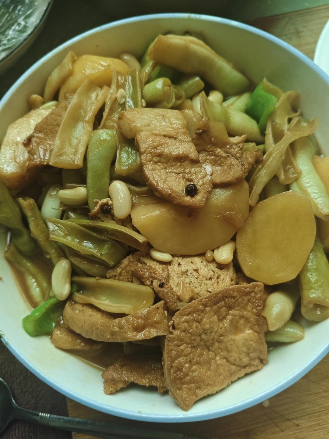 芸豆炖土豆加五花肉