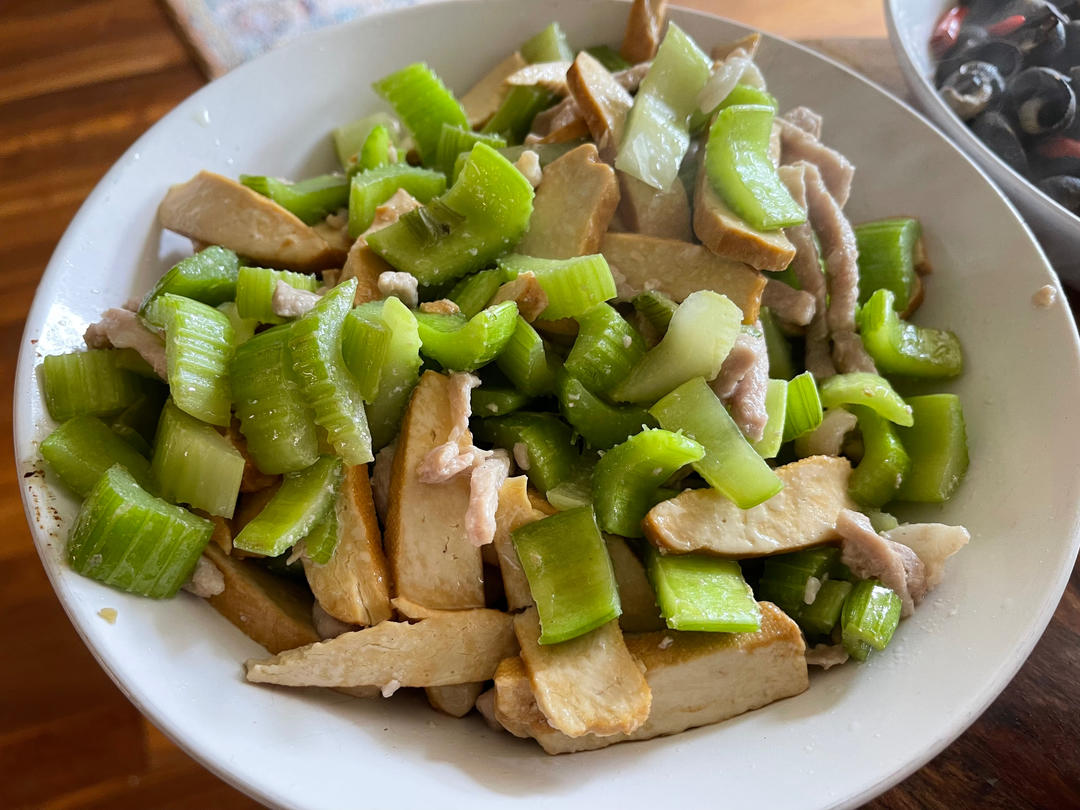 芹菜肉丝炒香干