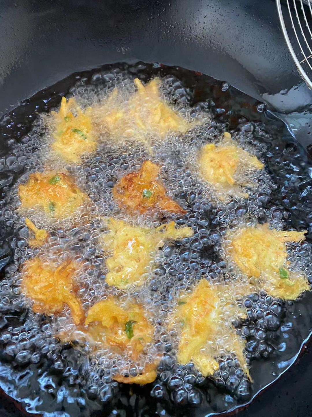 炸南瓜菜丸子的做法 步骤3