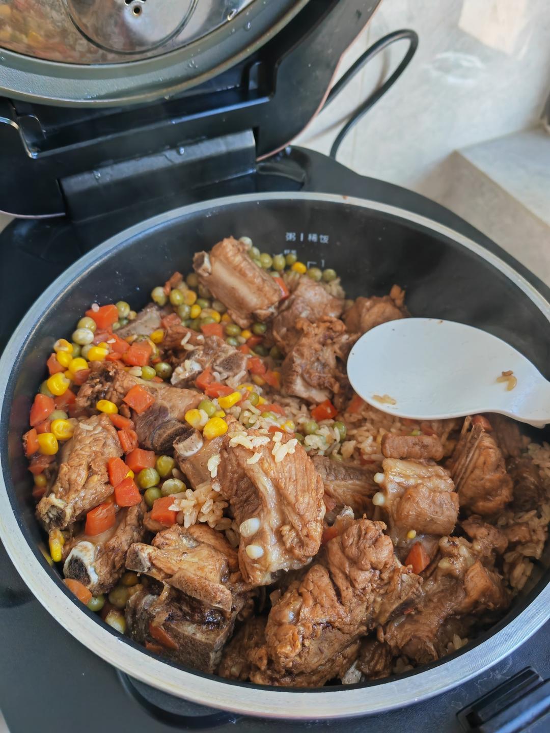 【排骨焖饭】