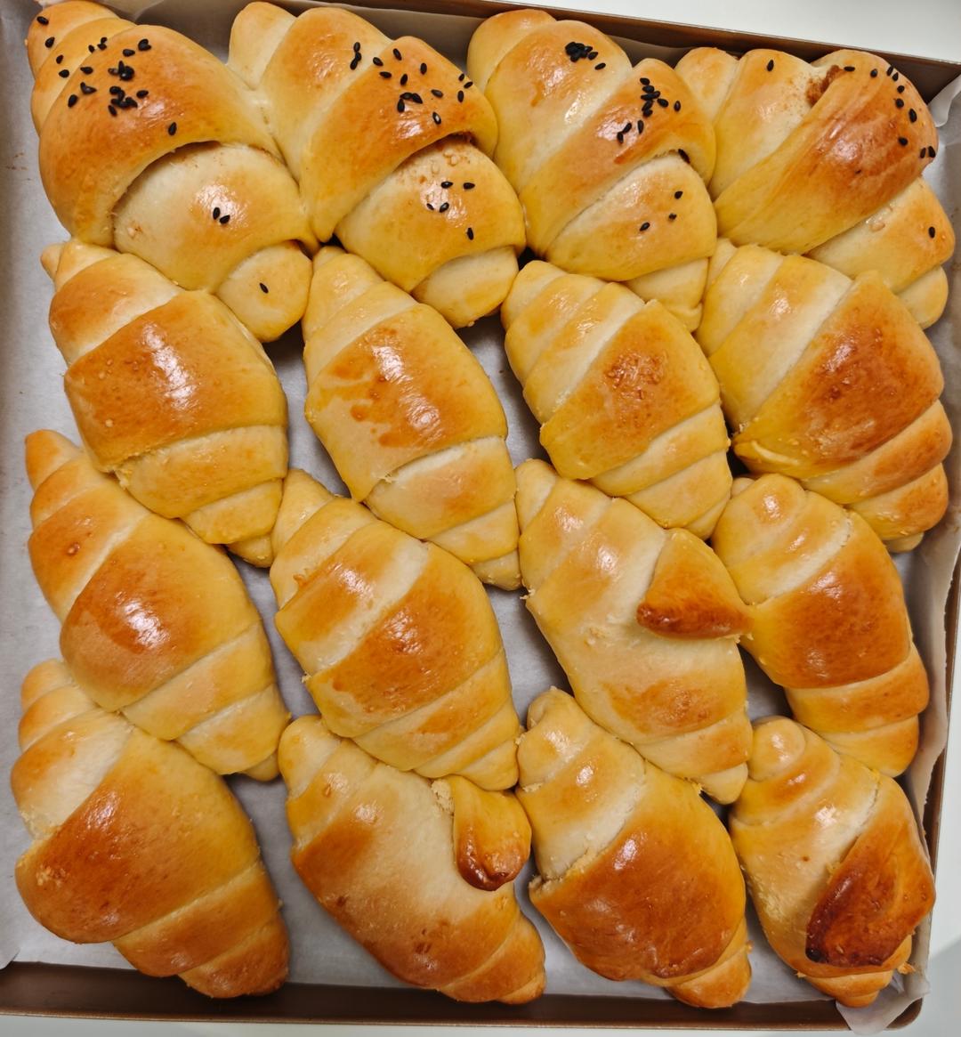 满盘牛角小面包