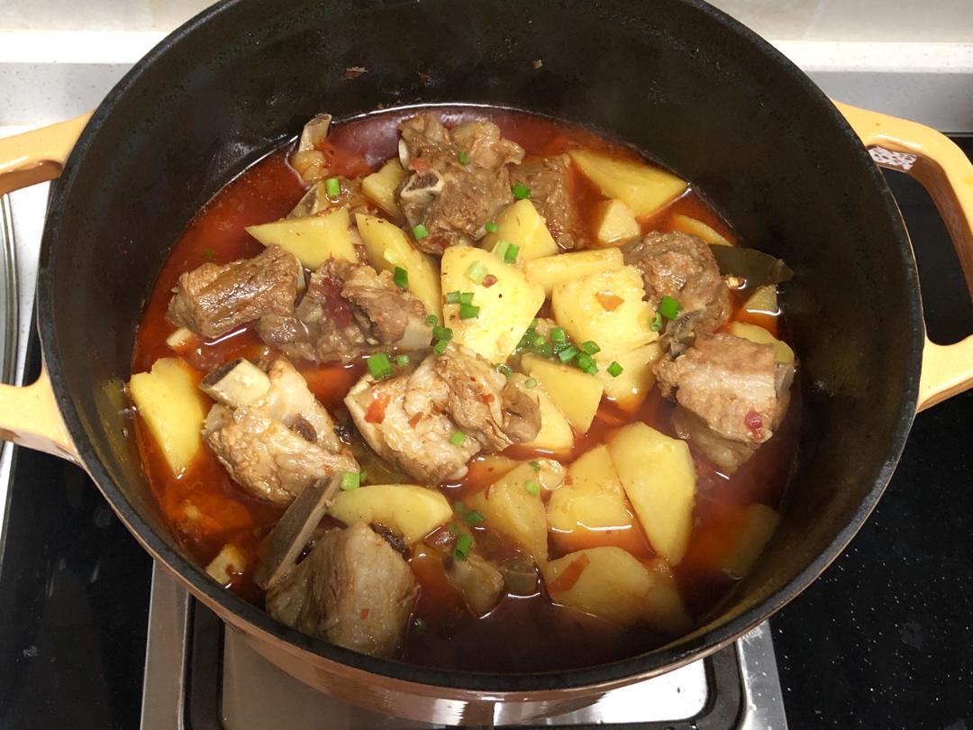 超级下饭的土豆烧排骨
