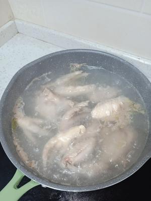 肉质软糯的香辣鸡翅鸡脚煲的做法 步骤2
