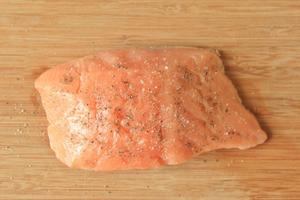 锡纸烤三文鱼  （Salmon Baked in Foil）的做法 步骤2