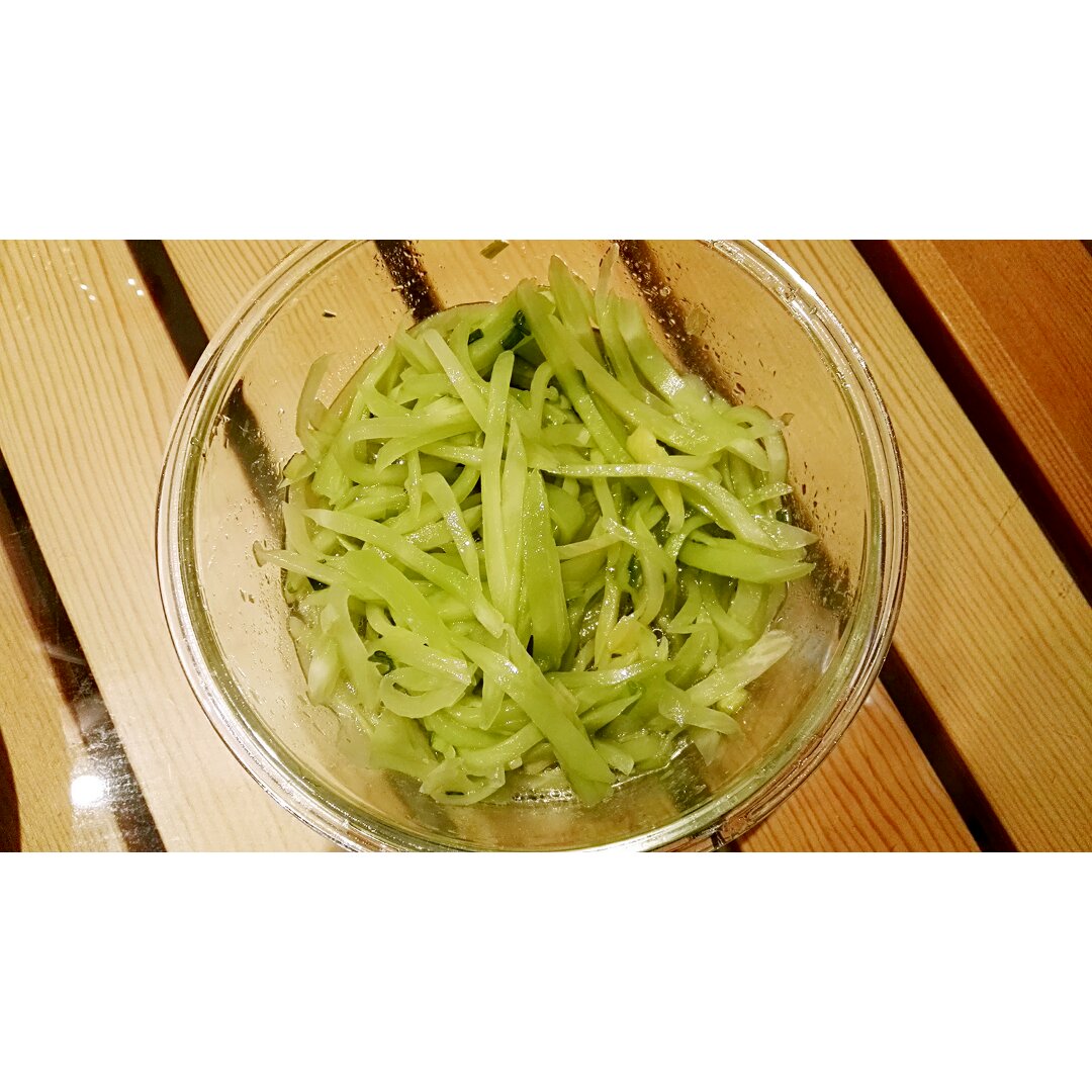 快手凉菜葱油拌莴笋