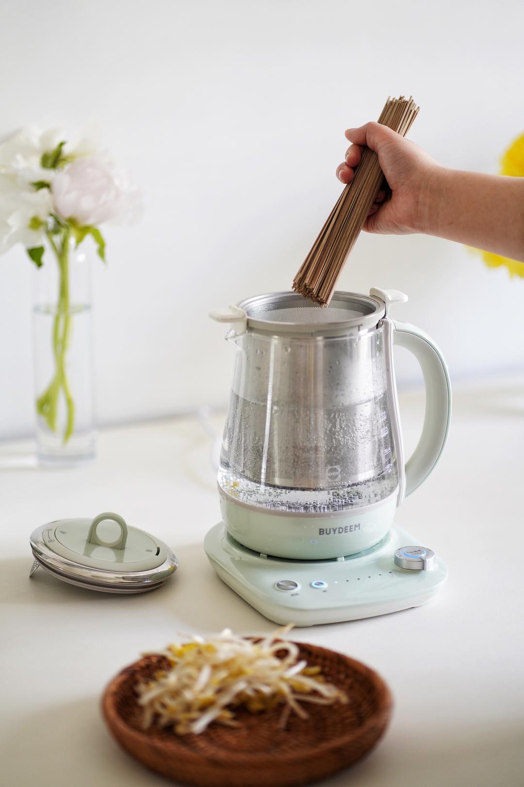 水烧开后放入荞麦面用养生壶的快食篮,连接app 选择煮面模式,设定时间