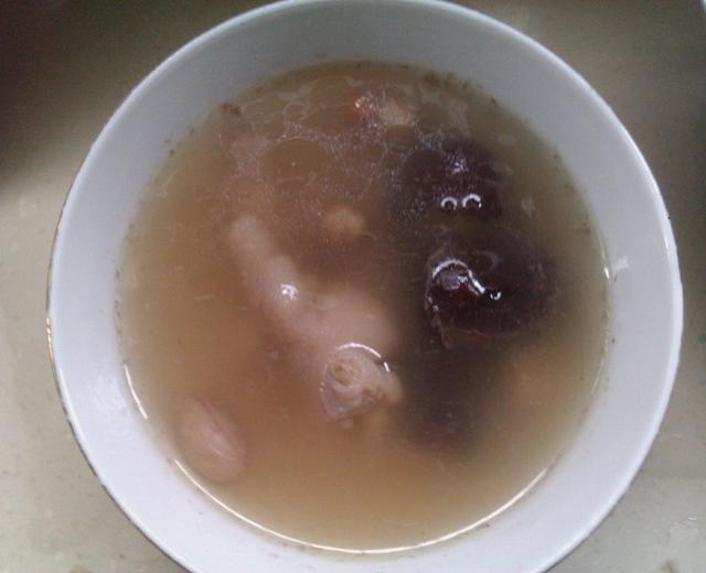 红枣枸杞花生鸡脚汤的做法