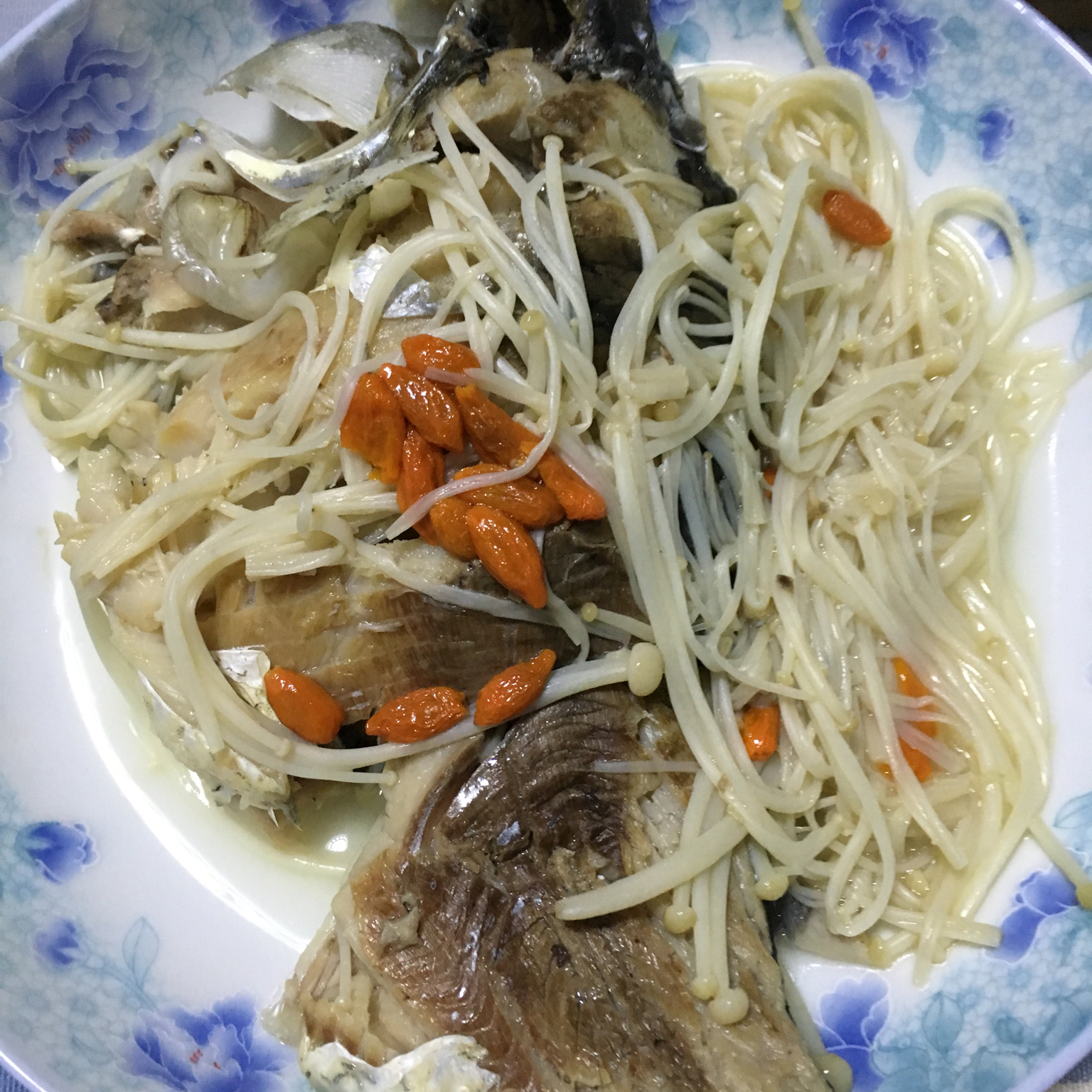 金针菇煮鲫鱼