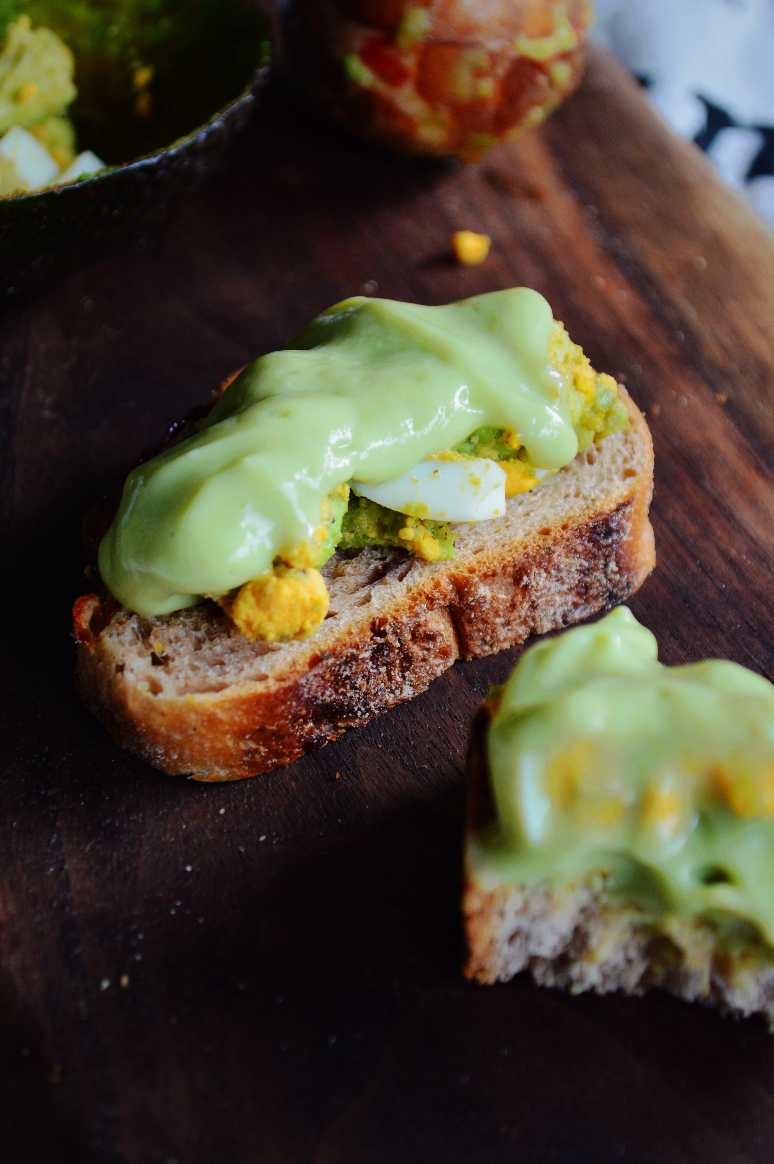 清爽牛油果酱配牛油果鸡蛋三明治