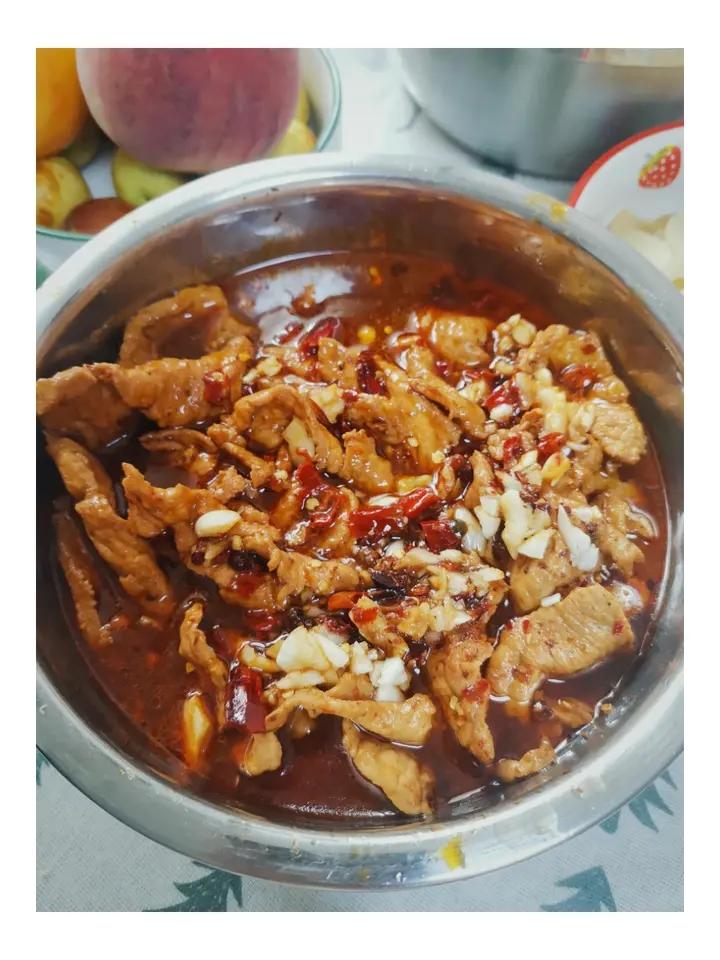 厨师长教你：“水煮肉片”的正宗做法，这味道真的很四川