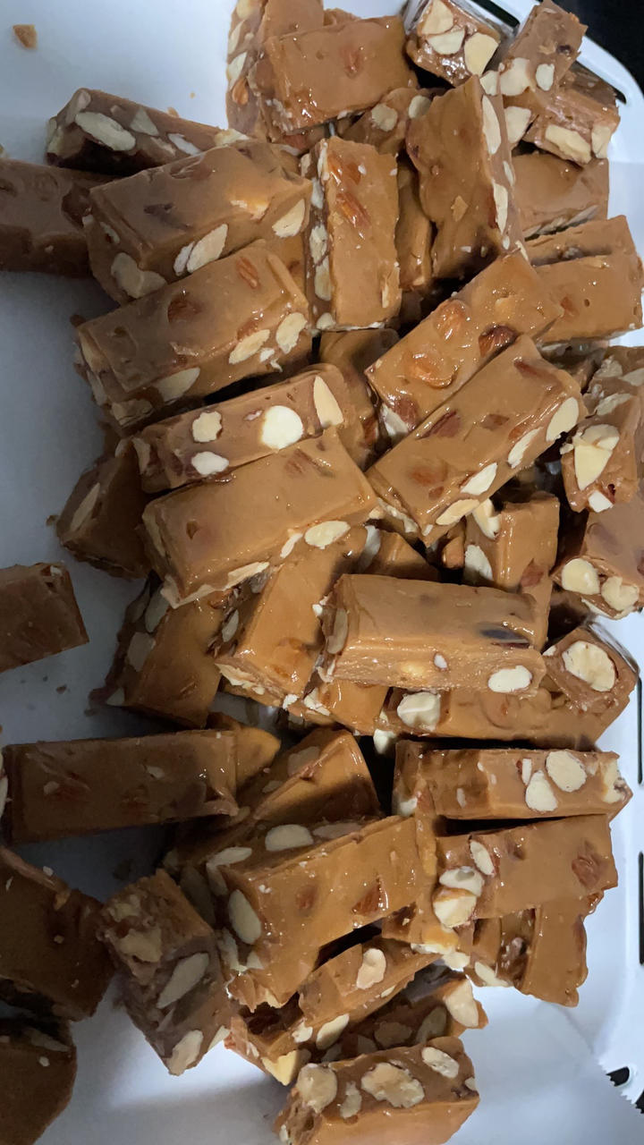 超级香酥脆的“焦糖海盐杏仁太妃糖”