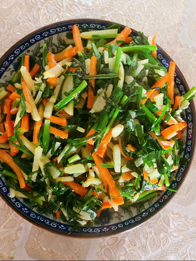红黄绿三色“胡萝卜土豆丝炒韭菜”