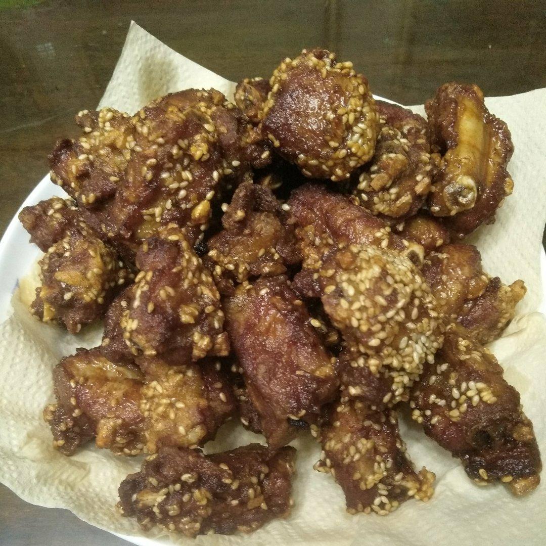 我家排骨从不红烧，加一些大蒜，出锅香喷喷，孩子吃完舔手指