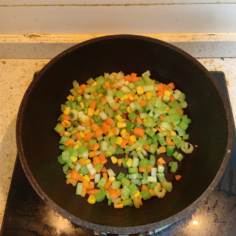 一起减脂叭—芹菜胡萝卜玉米丁的做法 步骤5