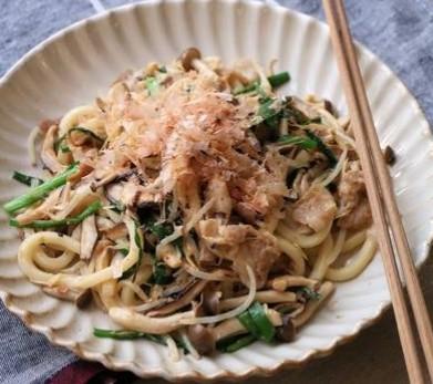 蛋黄酱风味炒蘑菇乌冬面的做法