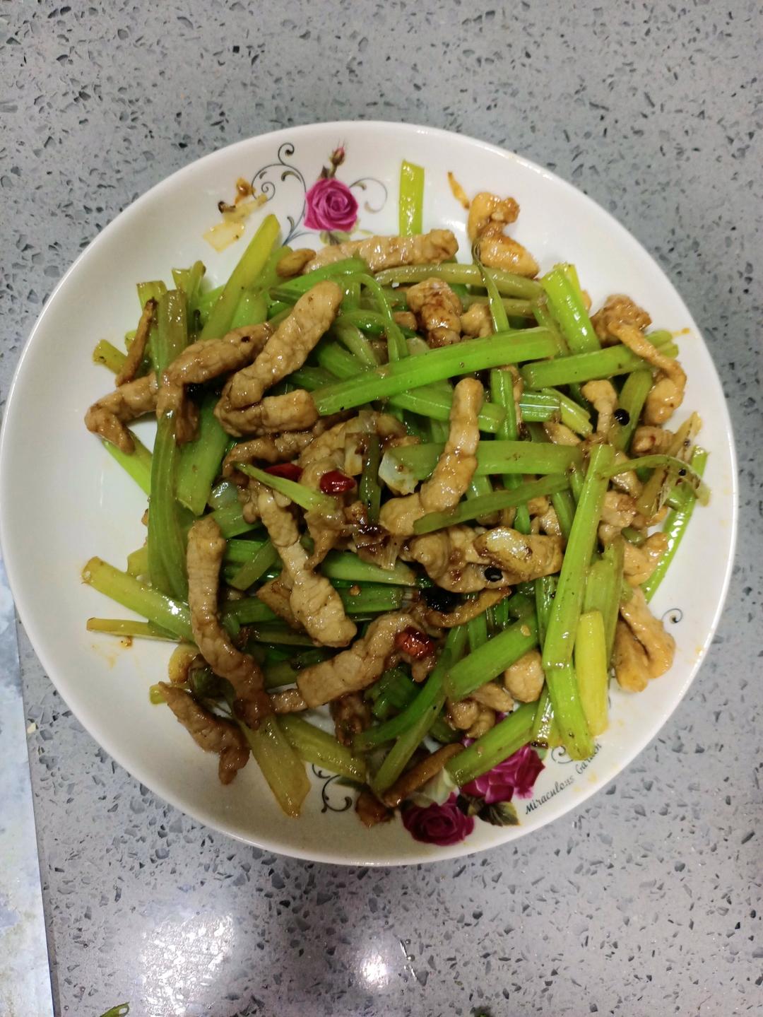 香芹炒肉～香辣版下饭菜(*^_^*)