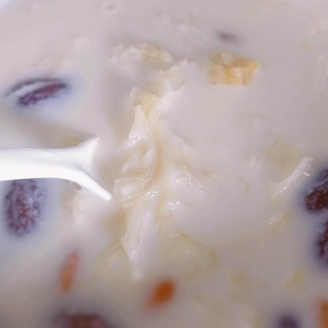 牛奶红枣银耳羹
