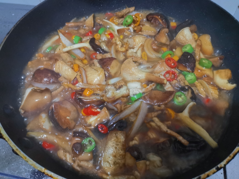菌菇蛋豆腐煲的做法 步骤4