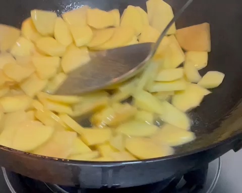 家常土豆炒腊肠的做法 步骤4