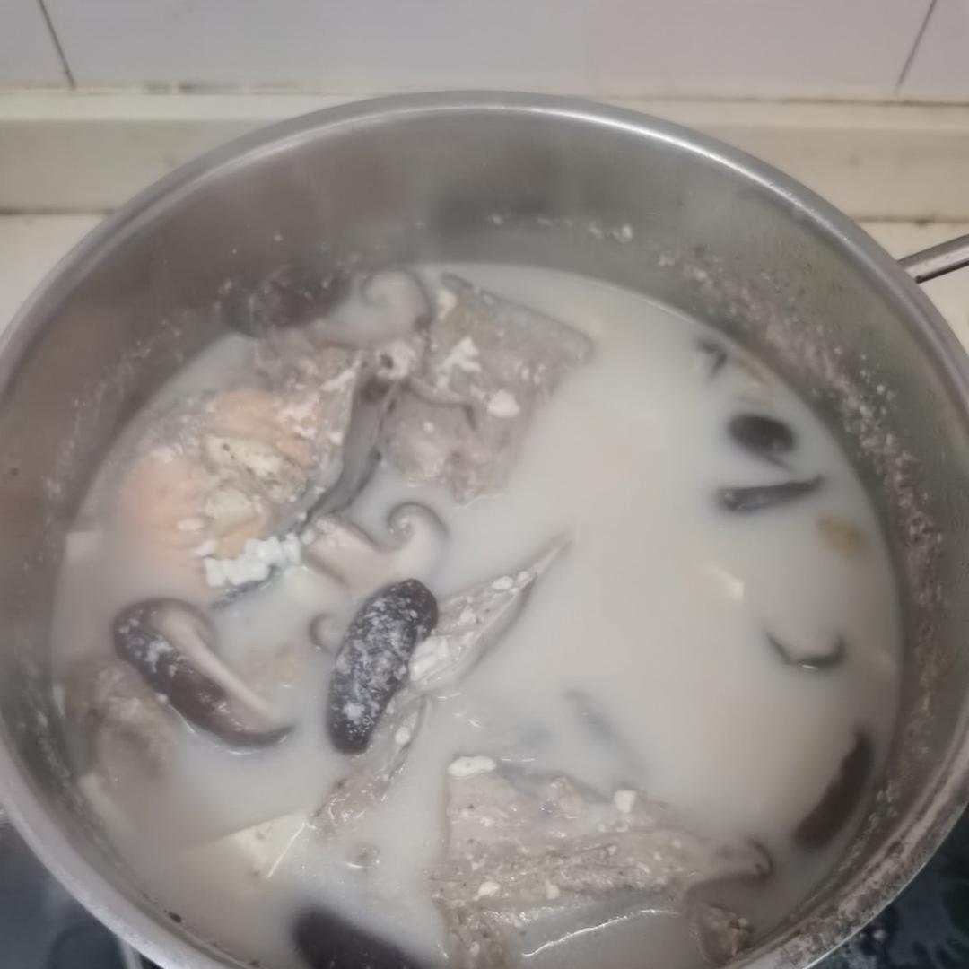 三文鱼头豆腐汤，浓郁又治愈