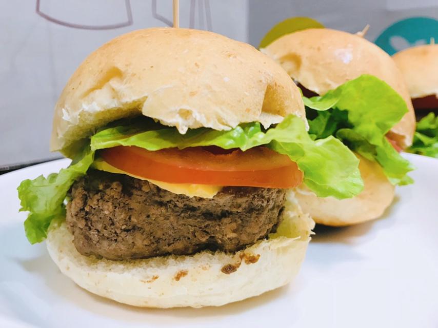 超满足de汉堡！肉饼多汁，面包超松软！