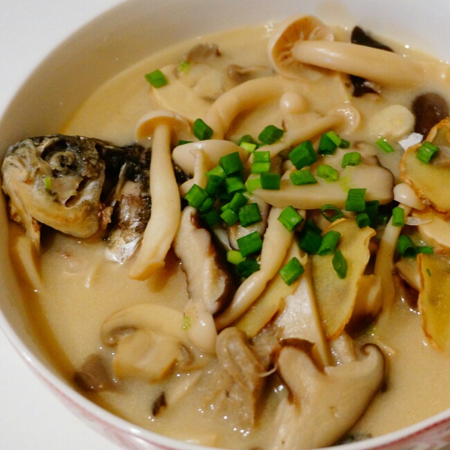 鲜菌奶白鲫鱼汤