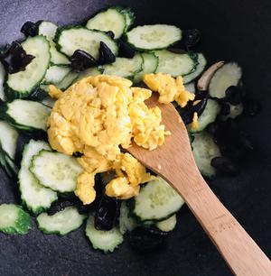 家常小炒—黄瓜🥒木耳炒鸡蛋的做法 步骤9