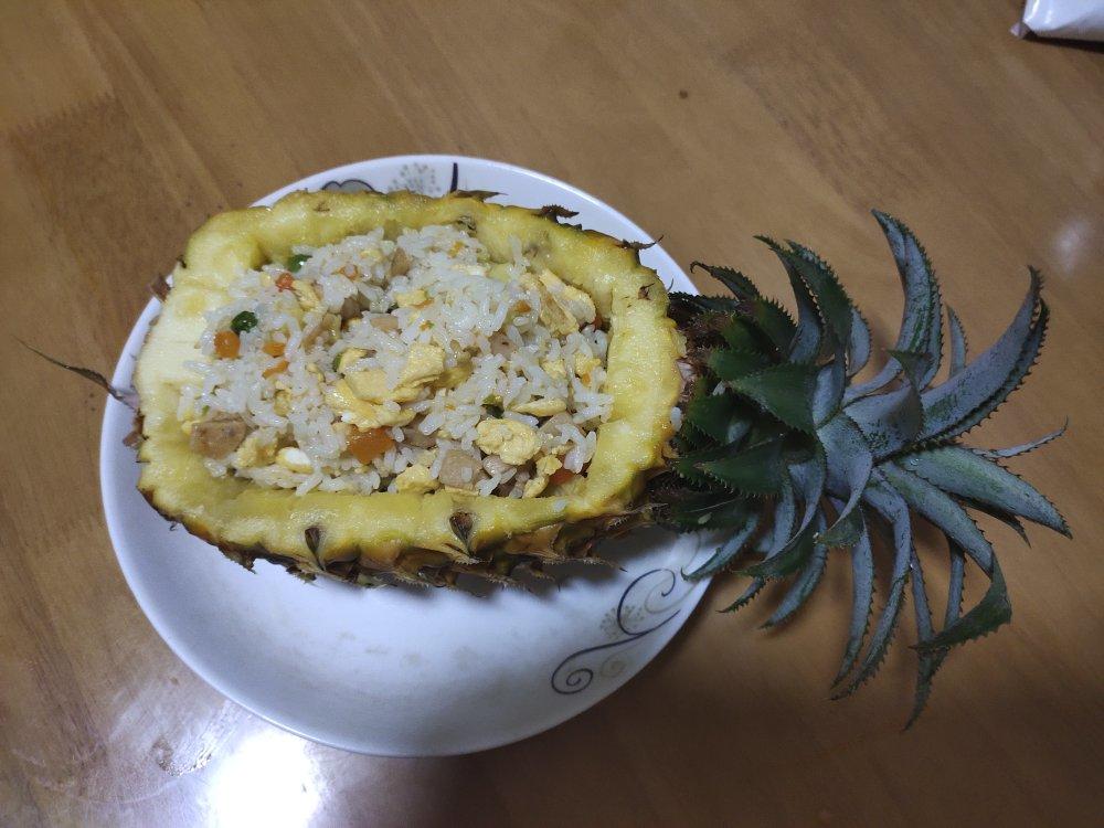 清新爽口的五彩菠萝炒饭~