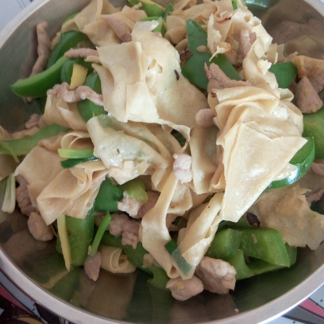 吃完美的做的青椒鲜豆皮炒肉诱食