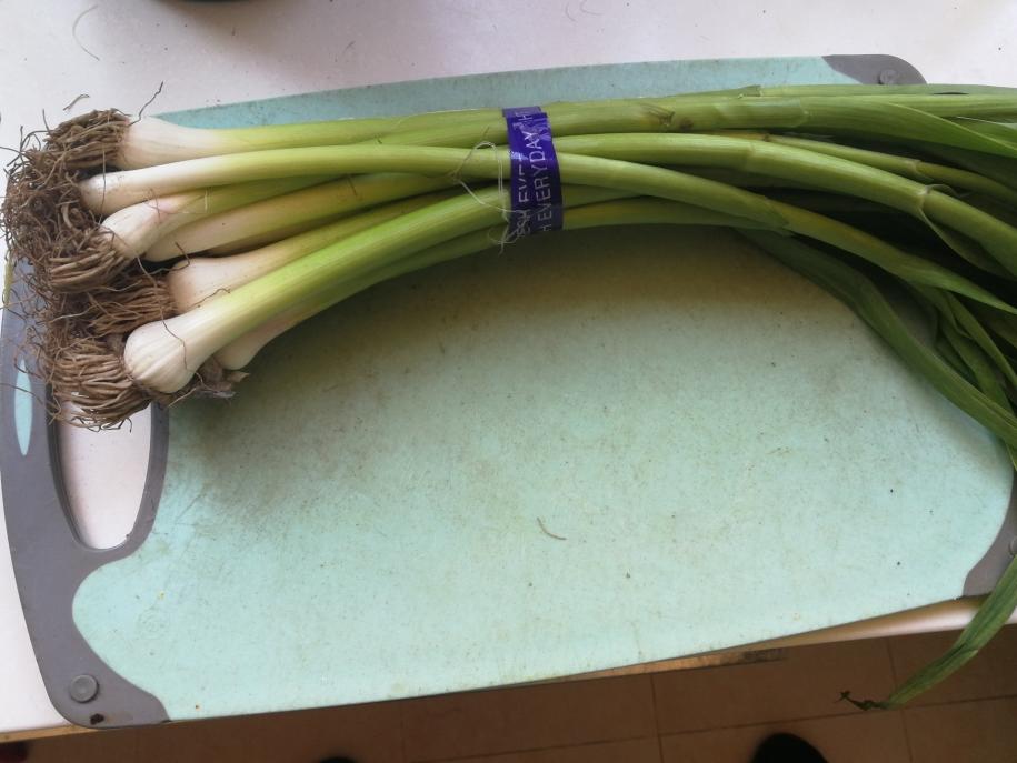 辣拌青蒜梗的做法 步骤1