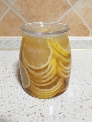 蜂蜜腌柠檬的做法 步骤2