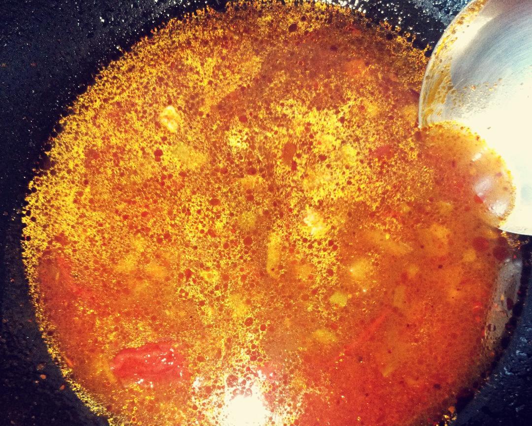 臊子面汤，，葱姜蒜，然后十三香    花椒面   （一点点鸡精）   盐