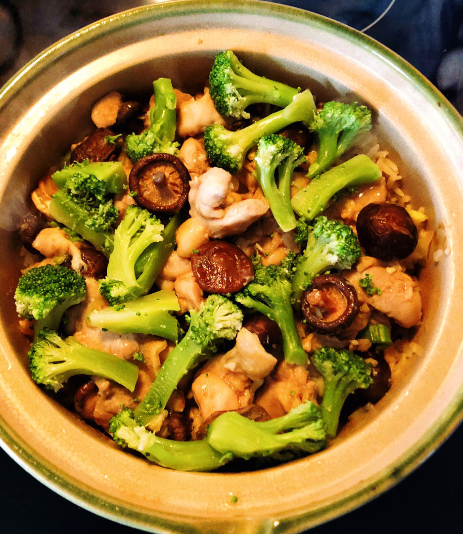 香菇滑鸡煲仔饭