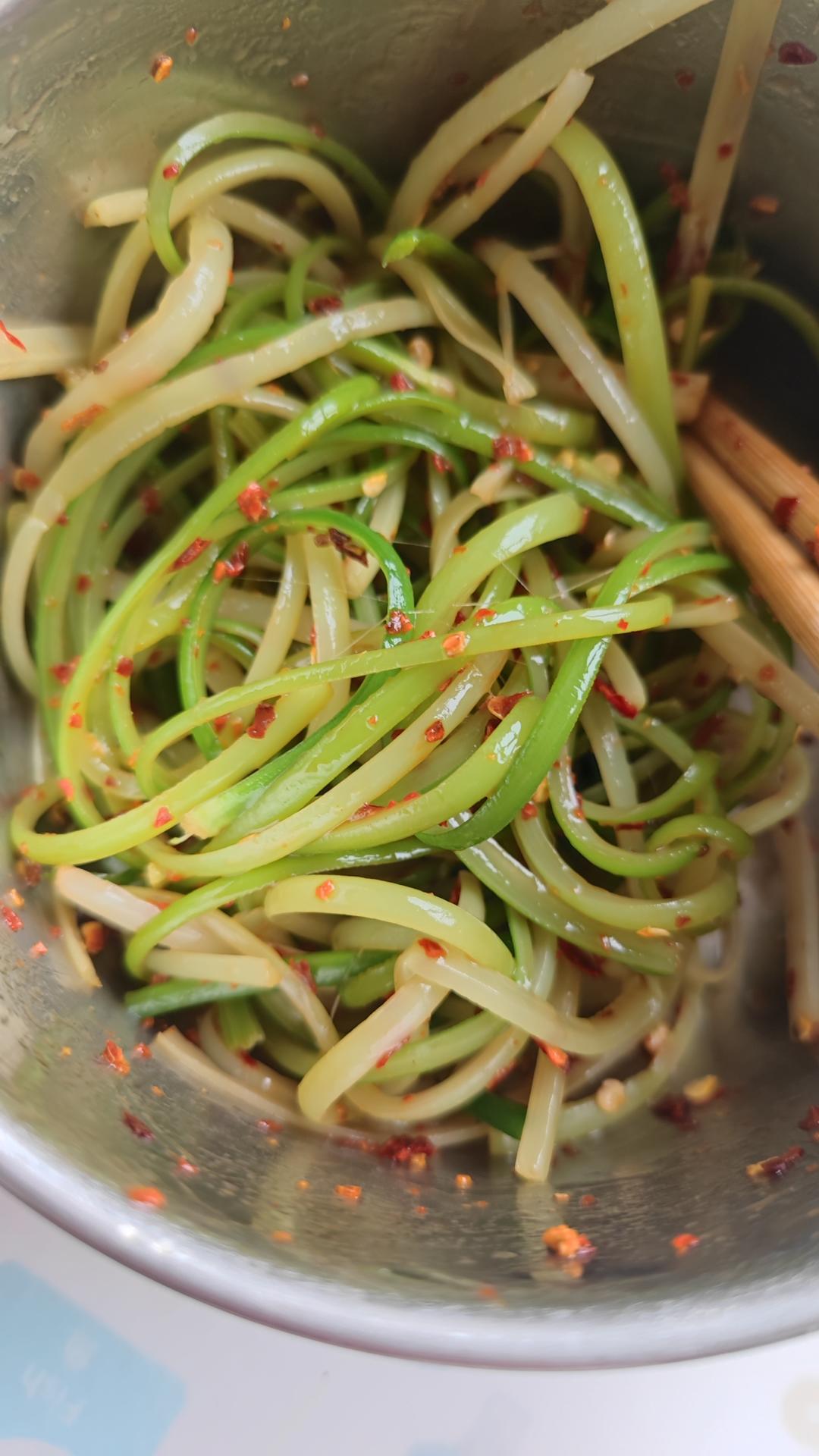 凉拌蒜苗丝