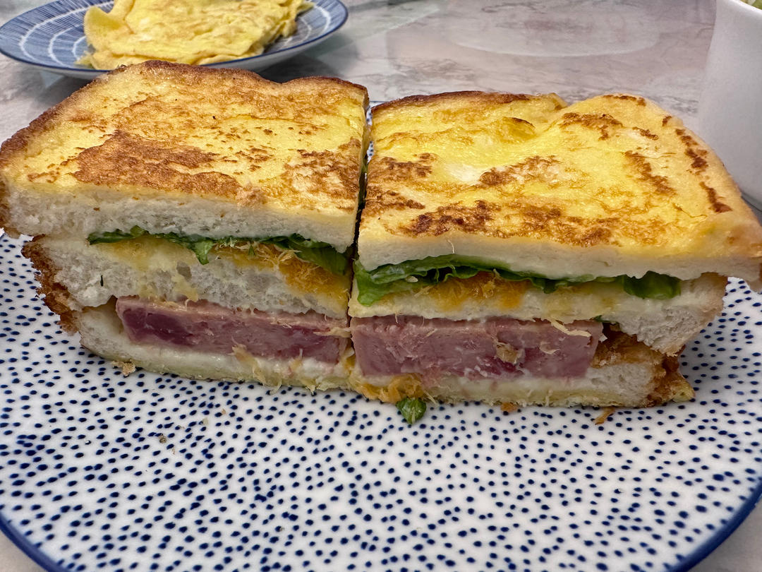 颜色和口感都很喜人的午餐肉三明治西多士🍞