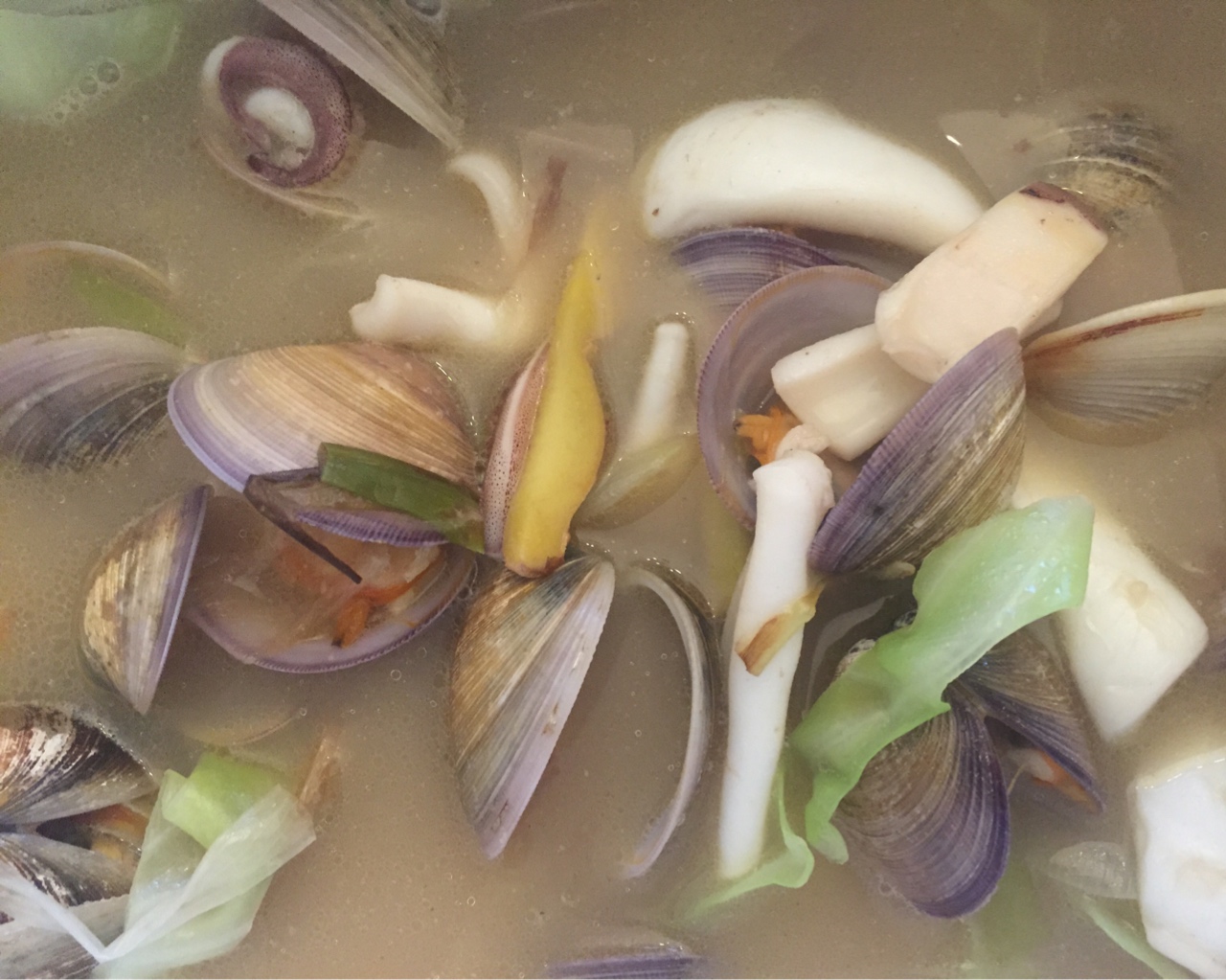 贝壳鱿鱼卷心菜汤的做法