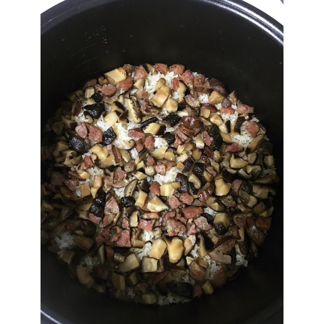 电饭锅版香菇腊肠饭