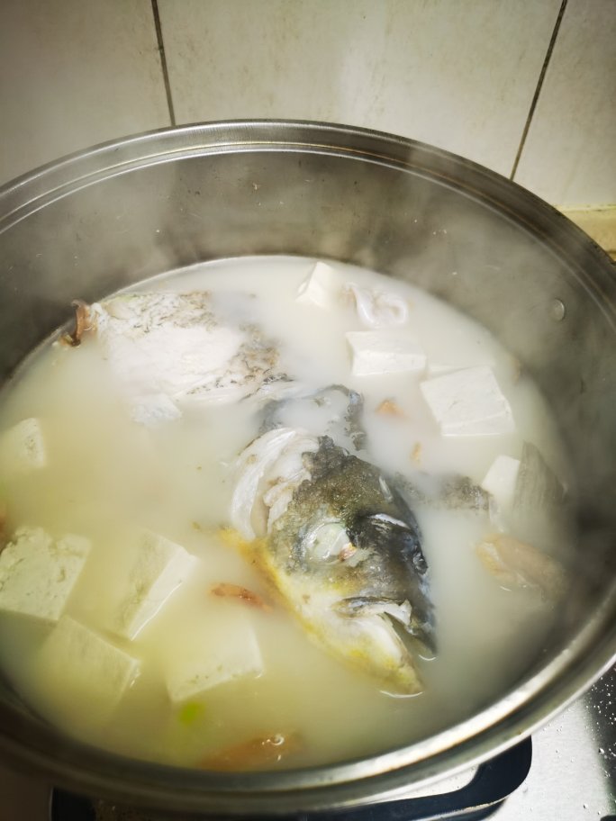 鲢鱼头炖豆腐汤