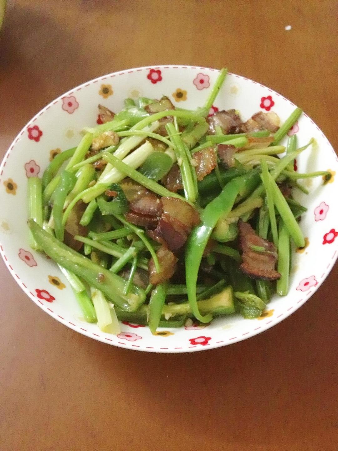 青椒芹菜炒腊肉的做法