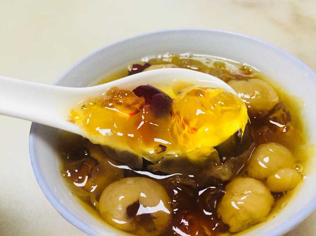 桃胶银耳红枣羹