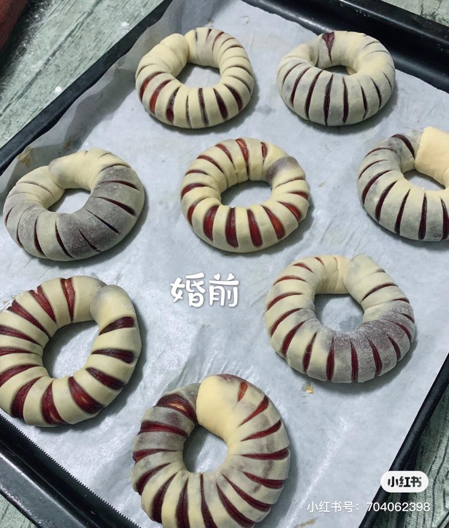 松软可口的红豆沙面包卷