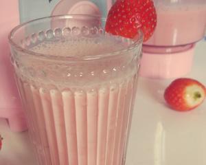 草莓奶昔#东凌 DL-1009水果料理机试用食谱#的做法 步骤4