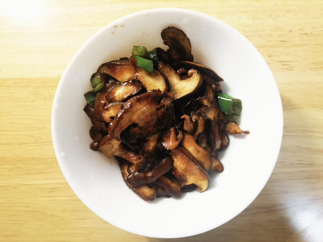 分享一个香菇好吃的做法，不用烧鸡不用炖汤，简单炒一炒，真香