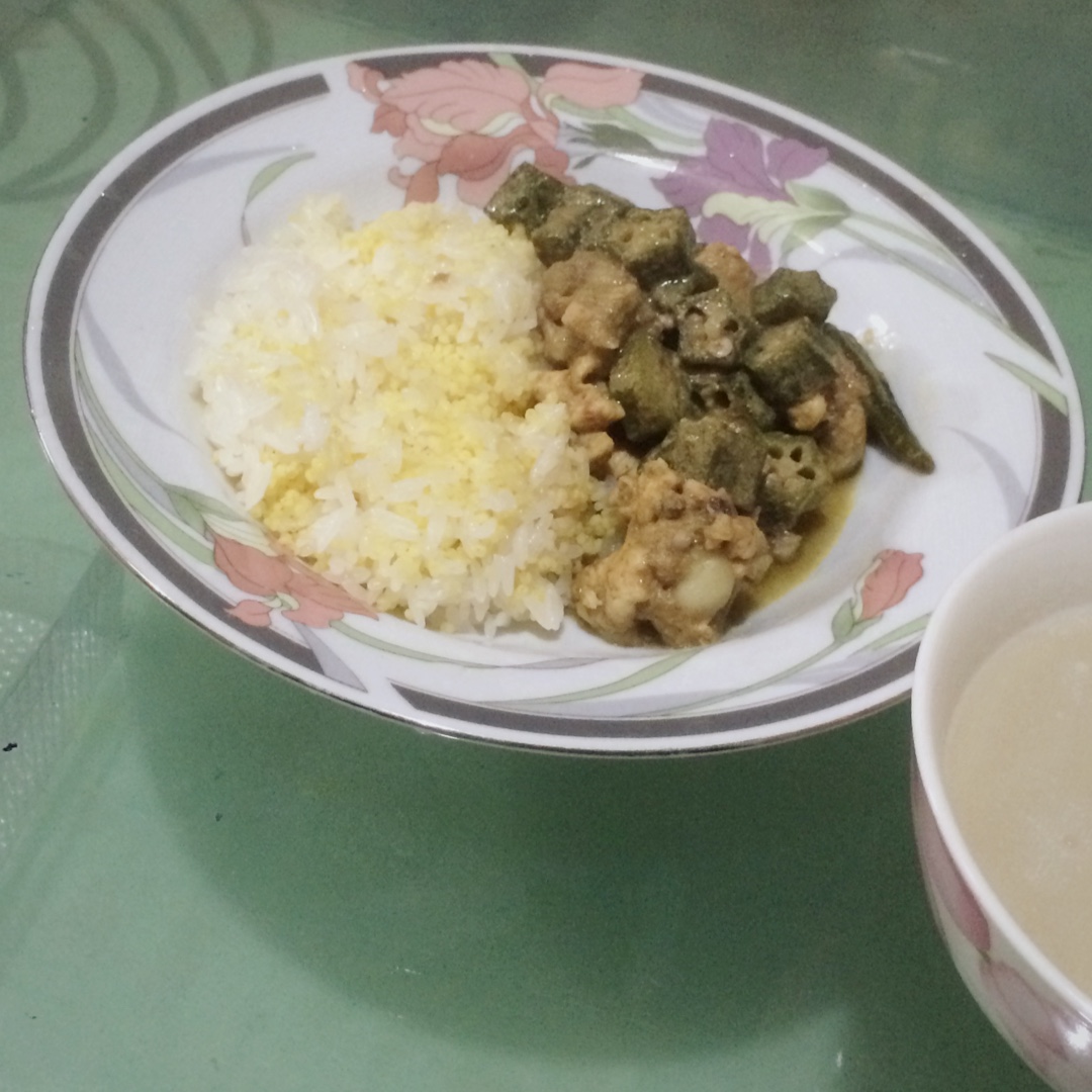 咖喱鸡肉饭配秋葵