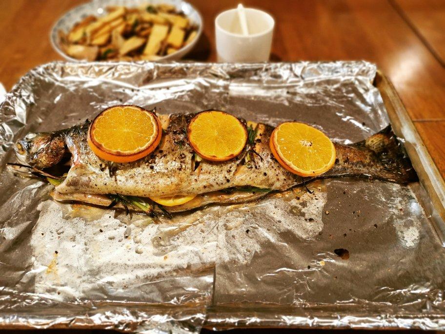 【健康三餐】简单烤鳟鱼（烤箱版）