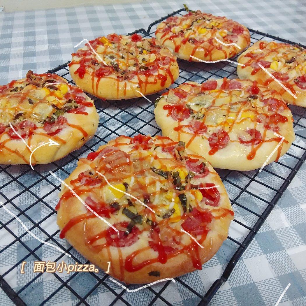爱笑的陈伟伟做的快手简单一次发酵可可爱爱火腿披萨小面包学生早餐