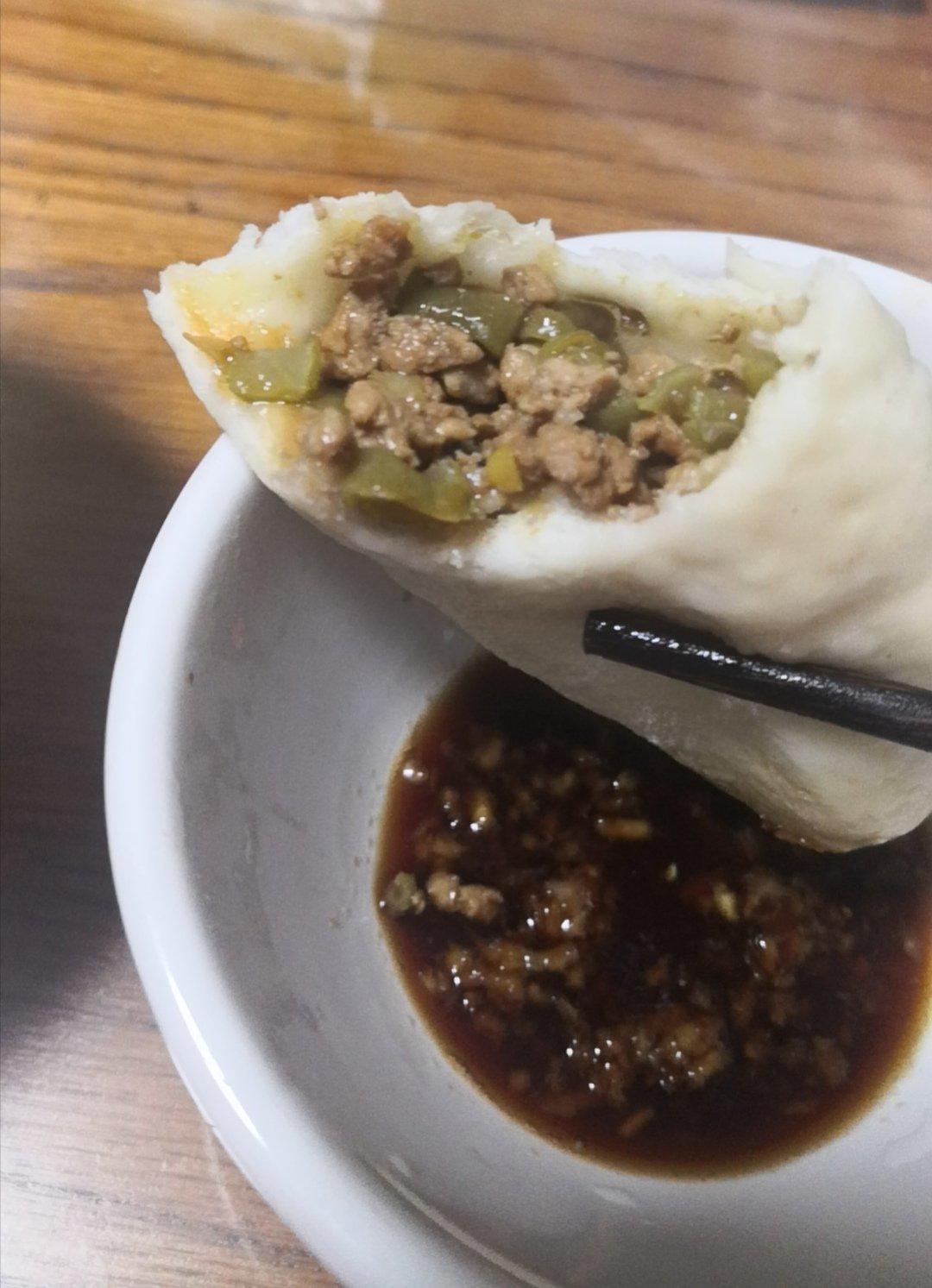 好吃的酱肉芸豆包子